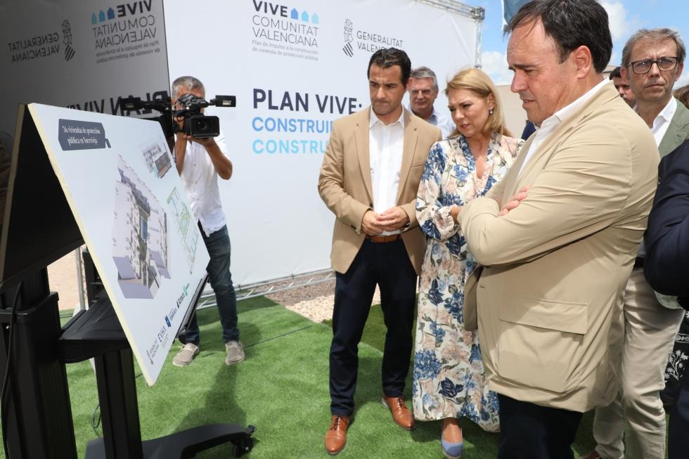 Imagen de Pérez Llorca anuncia el inicio de obras para la construcción de 822 viviendas de protección pública en Torrevieja que serán una realidad en 2028