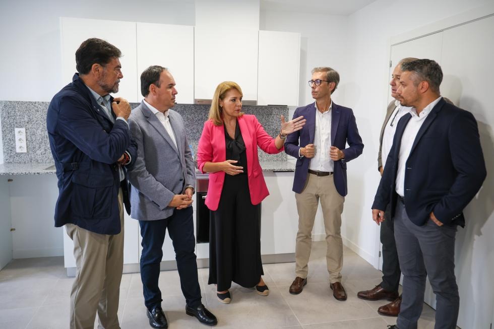 Imagen de Pérez Llorca visita la promoción de 34 VPP finalizadas en el barrio de Rabasa de Alicante