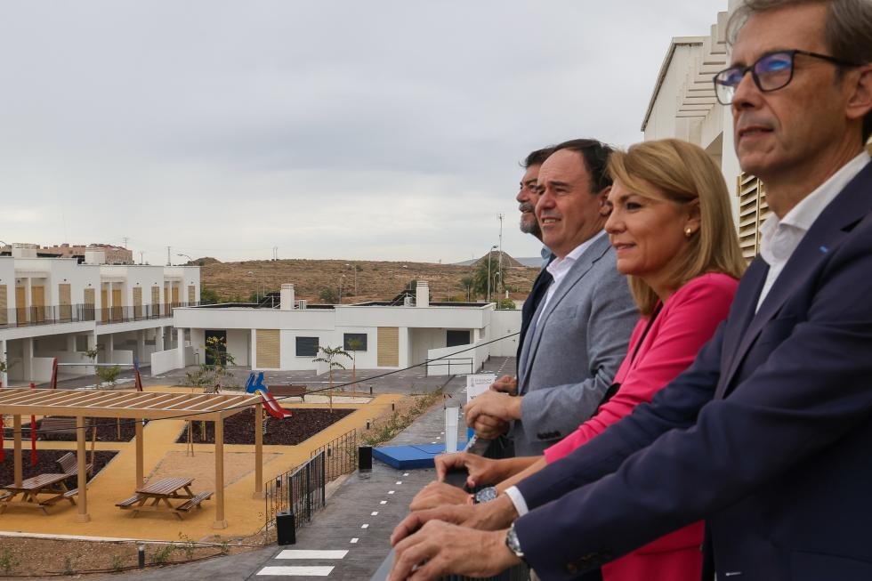 Imagen de Pérez Llorca visita la promoción de 34 VPP finalizadas en el barrio de Rabasa de Alicante